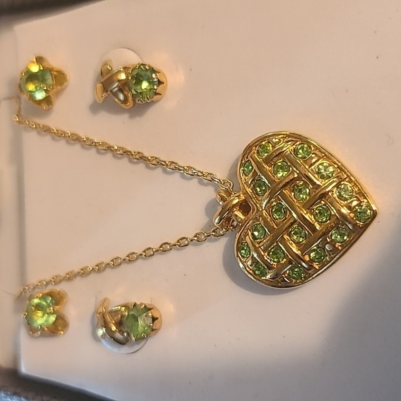 Beautiful vintage earring and necklace set Avon heart with faux green stones - Picture 3 of 3